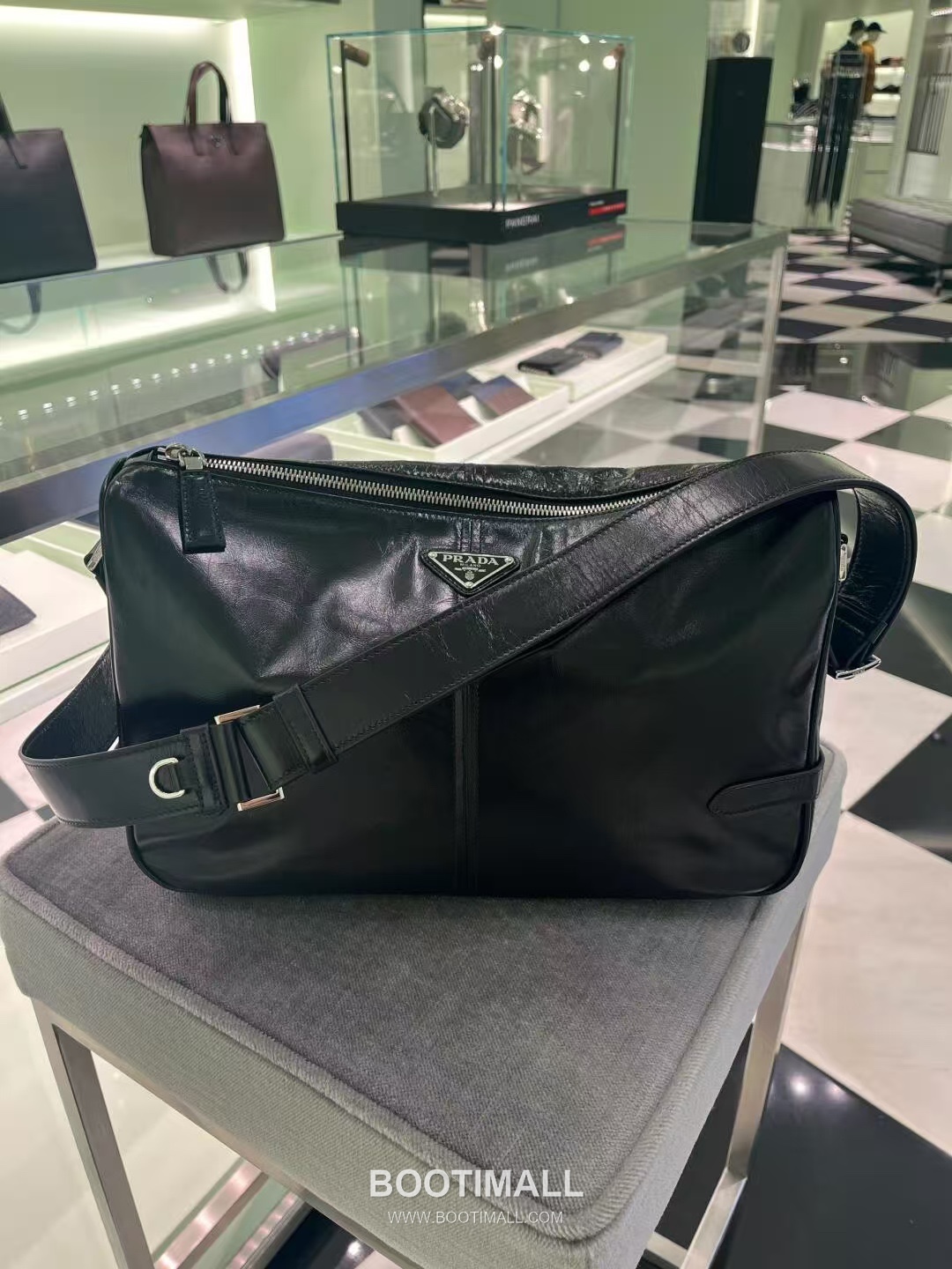 Prada Messenger Bag Oiled Wax Leather Black 프라다 2VH187 메신저백 오일드 왁스 레더 블랙 35cm 2