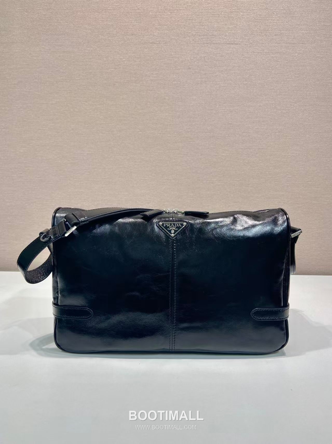 Prada Messenger Bag Oiled Wax Leather Black 프라다 2VH187 메신저백 오일드 왁스 레더 블랙 35cm 3
