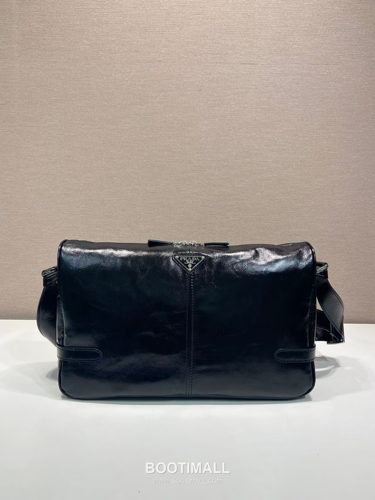 Prada Messenger Bag Oiled Wax Leather Black 프라다 2VH187 메신저백 오일드 왁스 레더 블랙 35cm 4
