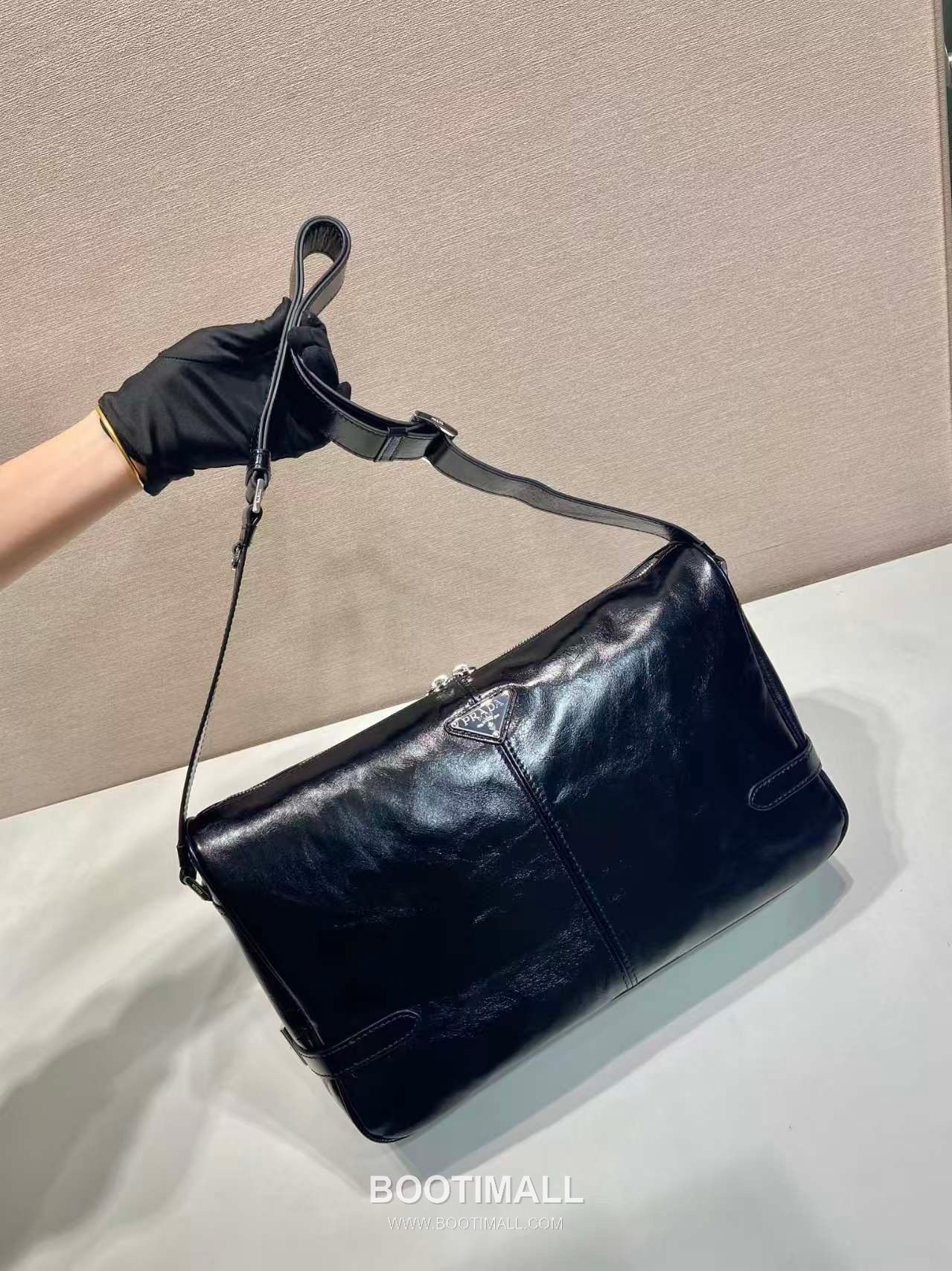 Prada Messenger Bag Oiled Wax Leather Black 프라다 2VH187 메신저백 오일드 왁스 레더 블랙 35cm 5