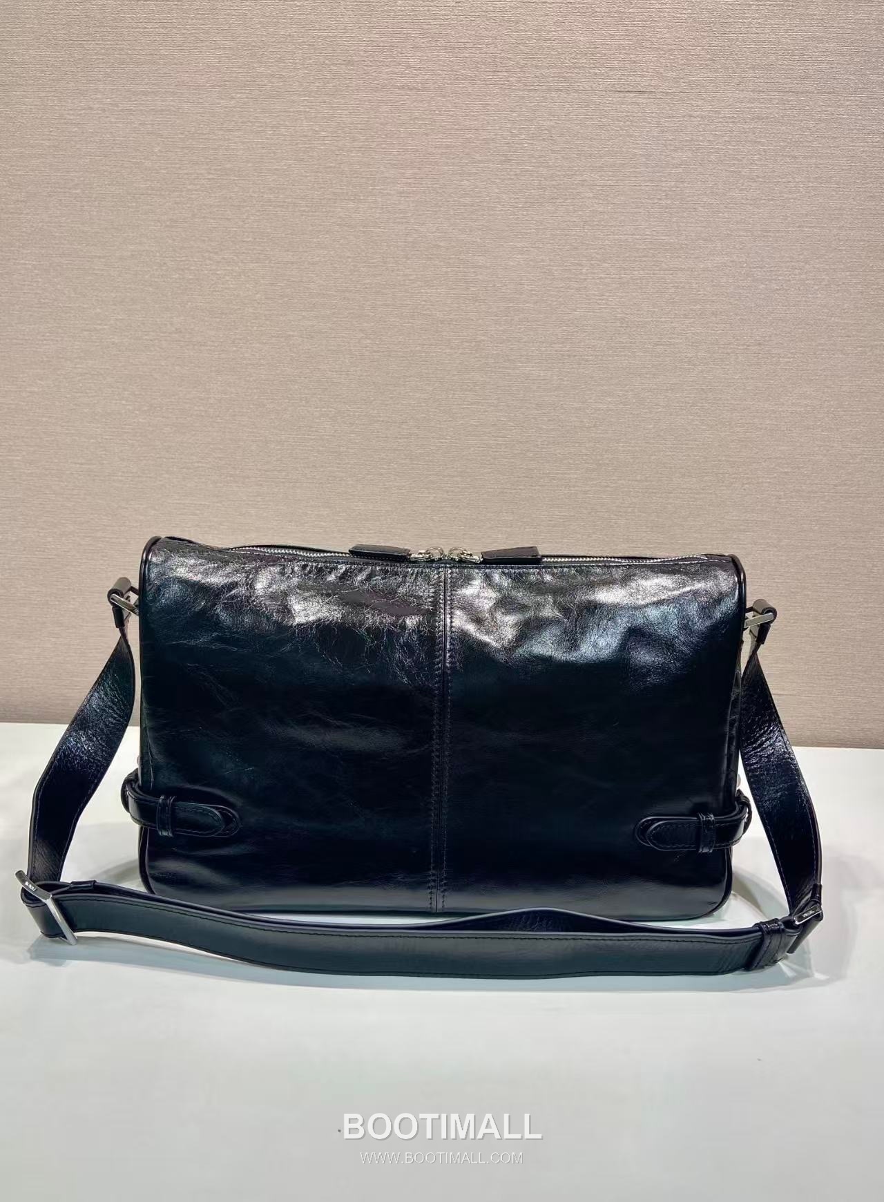 Prada Messenger Bag Oiled Wax Leather Black 프라다 2VH187 메신저백 오일드 왁스 레더 블랙 35cm 6