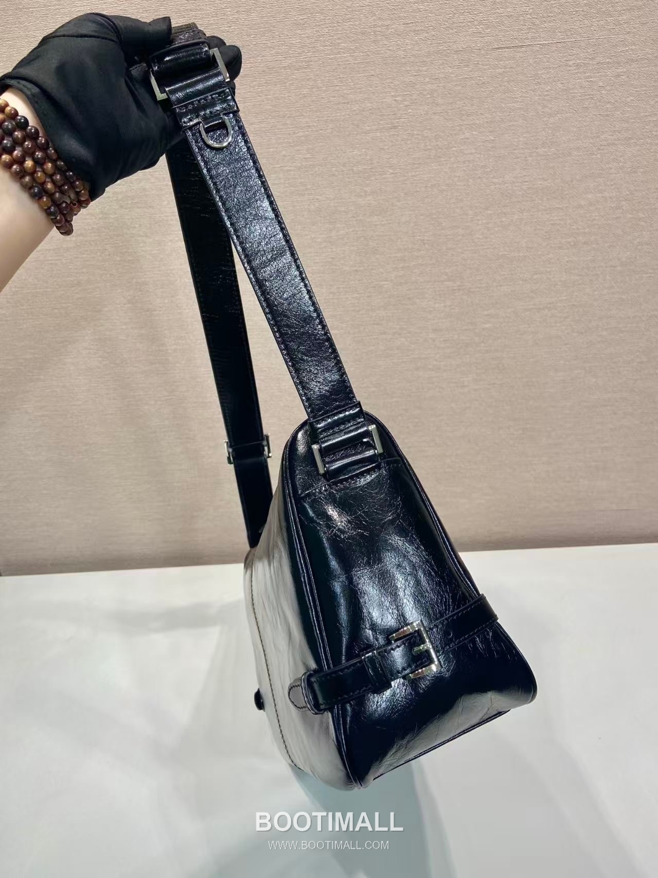 Prada Messenger Bag Oiled Wax Leather Black 프라다 2VH187 메신저백 오일드 왁스 레더 블랙 35cm 7