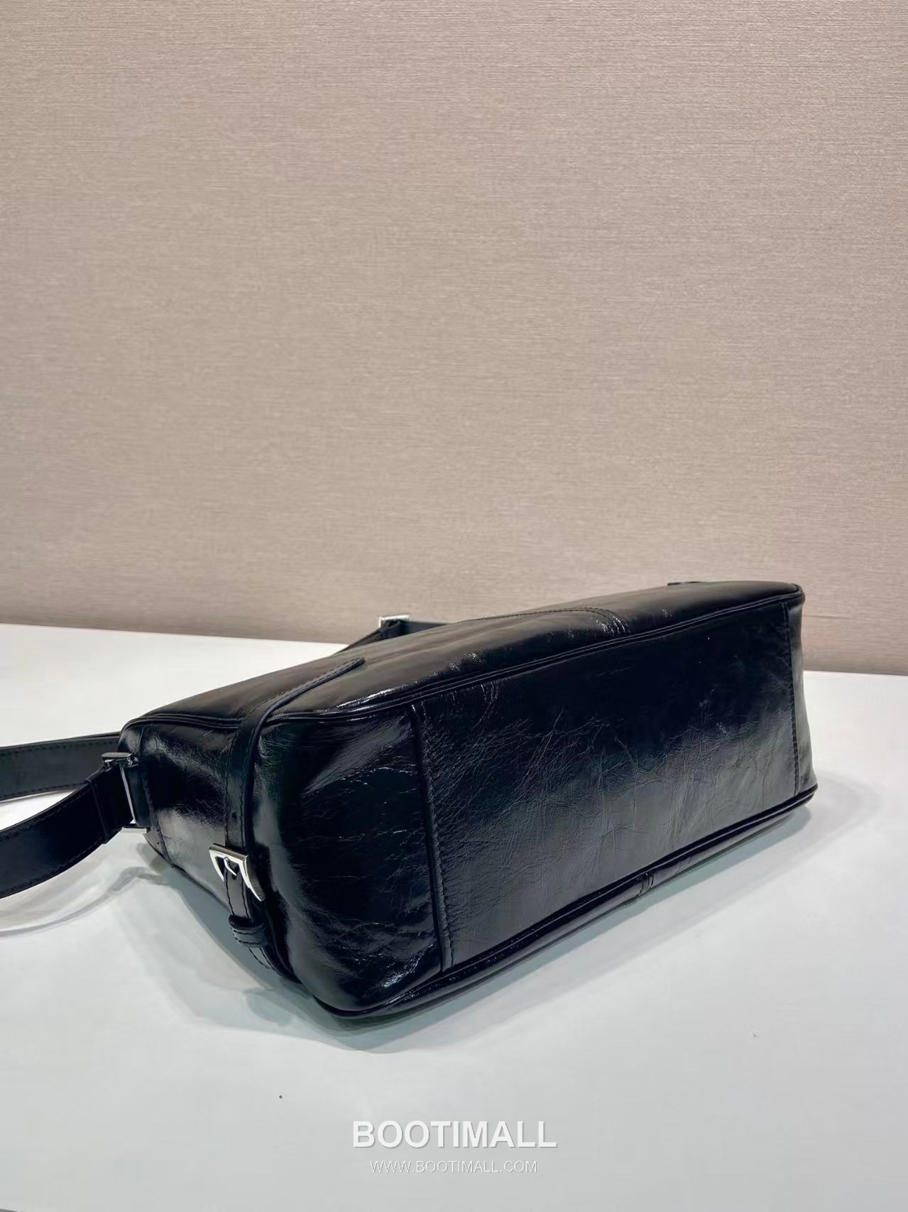 Prada Messenger Bag Oiled Wax Leather Black 프라다 2VH187 메신저백 오일드 왁스 레더 블랙 35cm 8