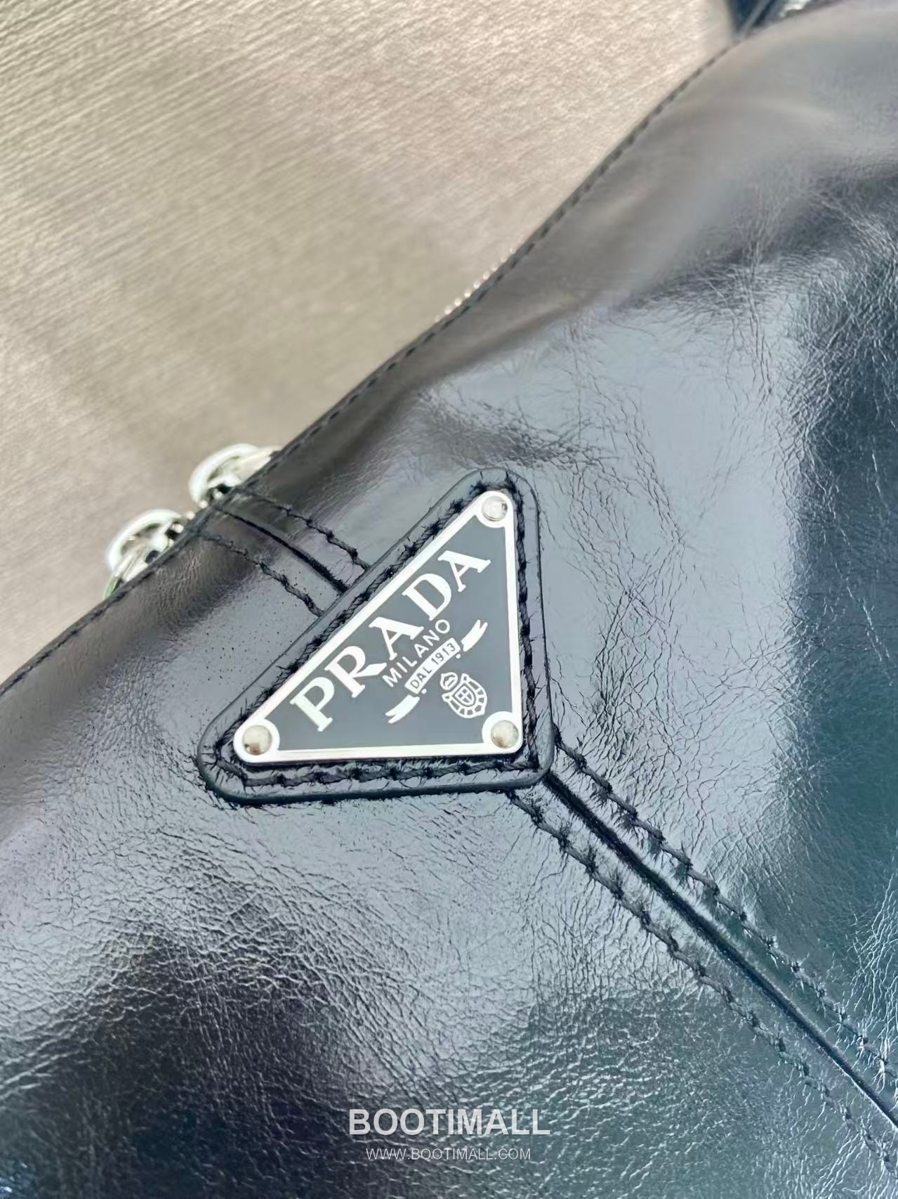 Prada Messenger Bag Oiled Wax Leather Black 프라다 2VH187 메신저백 오일드 왁스 레더 블랙 35cm 9