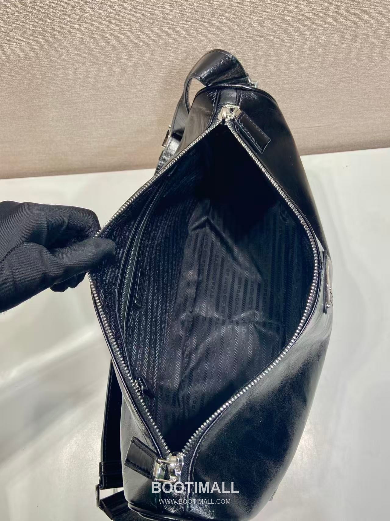 Prada Messenger Bag Oiled Wax Leather Black 프라다 2VH187 메신저백 오일드 왁스 레더 블랙 35cm 10