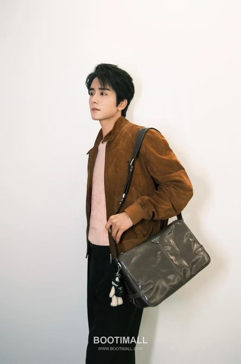 Prada Messenger Bag Oiled Wax Leather Black 프라다 2VH187 메신저백 오일드 왁스 레더 블랙 35cm 2