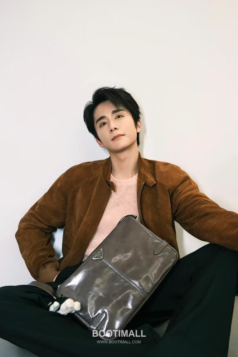 Prada Messenger Bag Oiled Wax Leather Black 프라다 2VH187 메신저백 오일드 왁스 레더 블랙 35cm 3