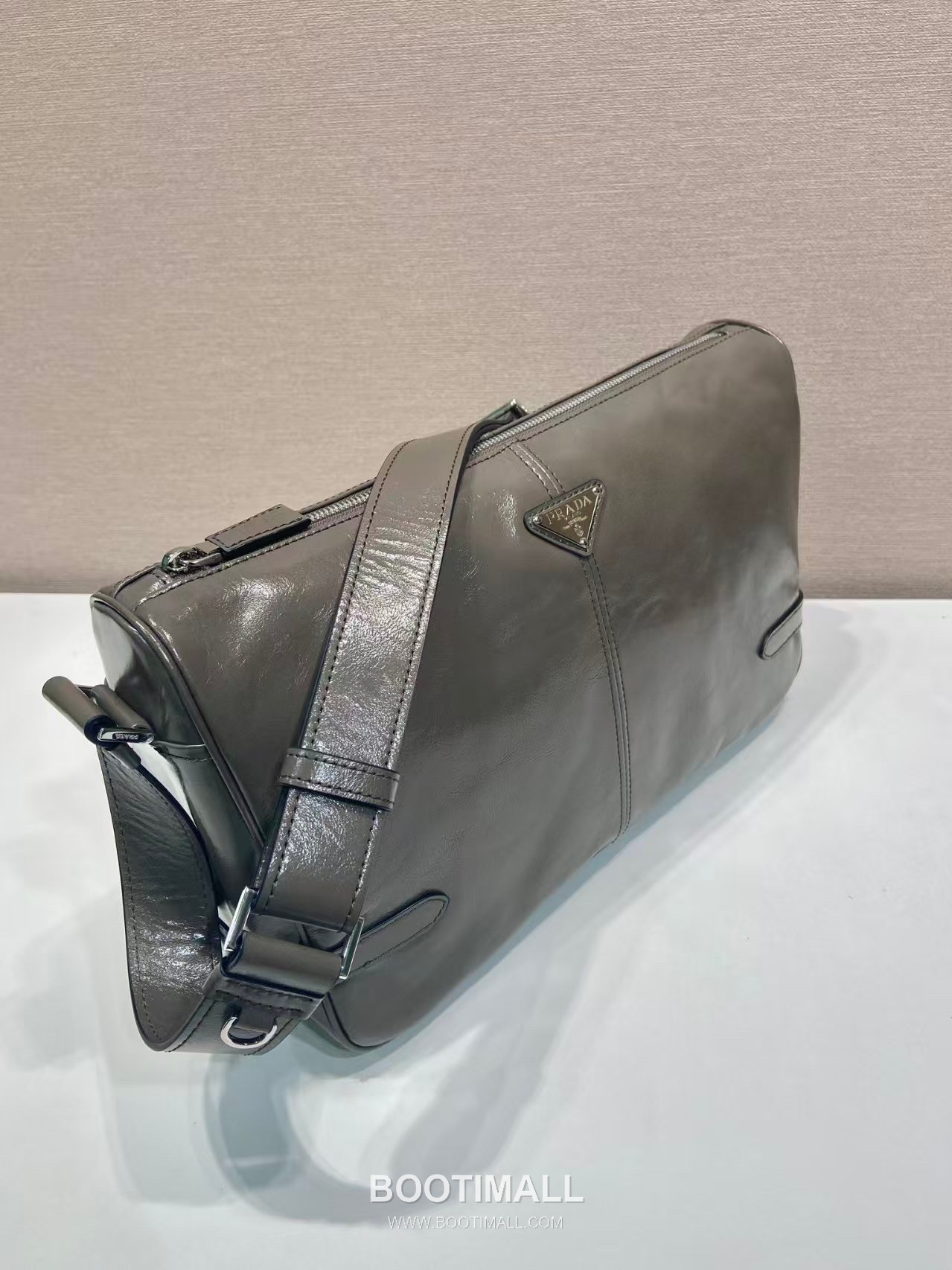 Prada Messenger Bag Oiled Wax Leather Black 프라다 2VH187 메신저백 오일드 왁스 레더 블랙 35cm 5