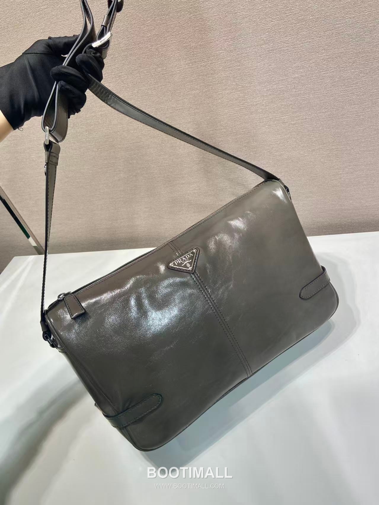 Prada Messenger Bag Oiled Wax Leather Black 프라다 2VH187 메신저백 오일드 왁스 레더 블랙 35cm 6