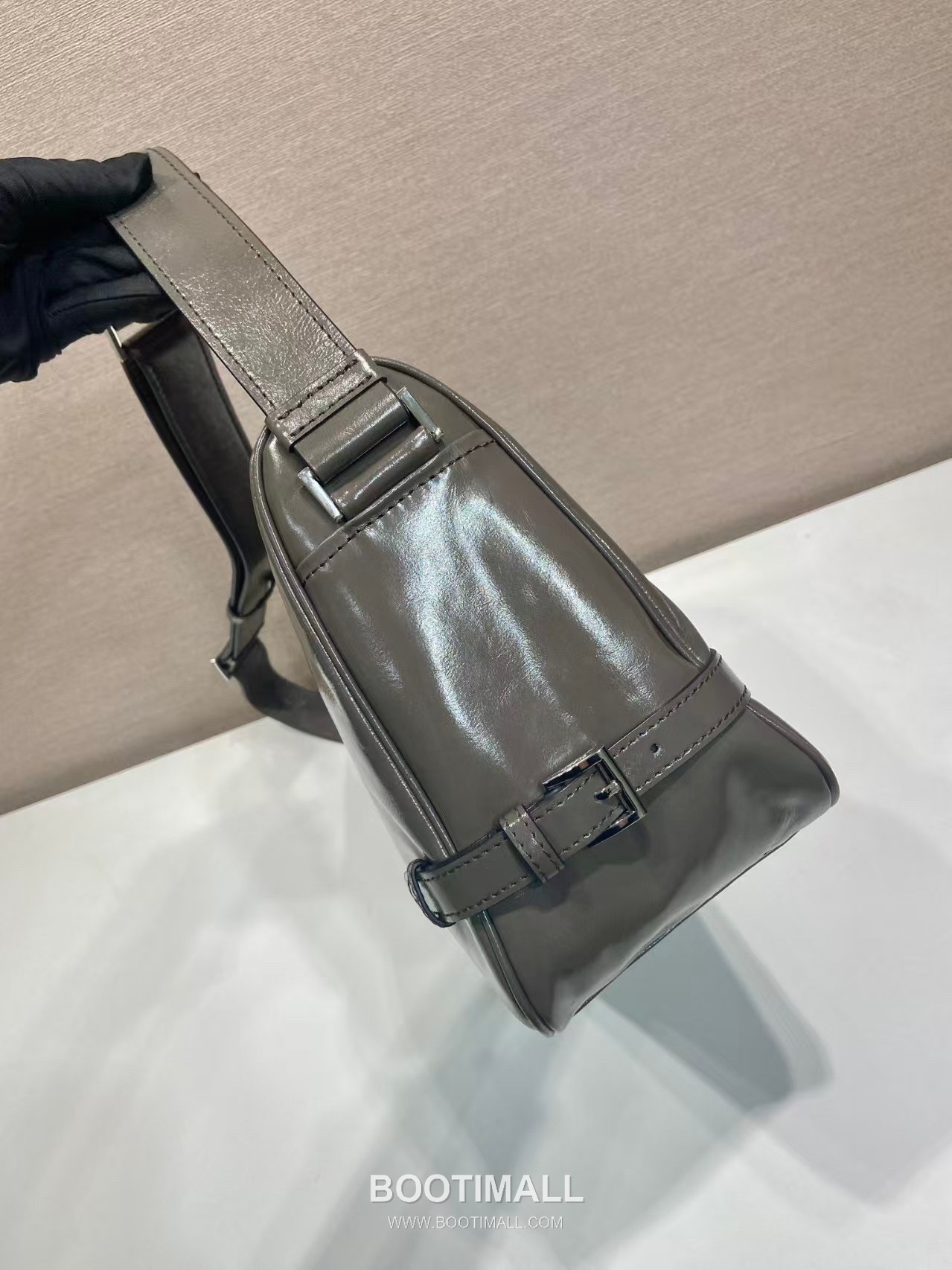 Prada Messenger Bag Oiled Wax Leather Black 프라다 2VH187 메신저백 오일드 왁스 레더 블랙 35cm 8