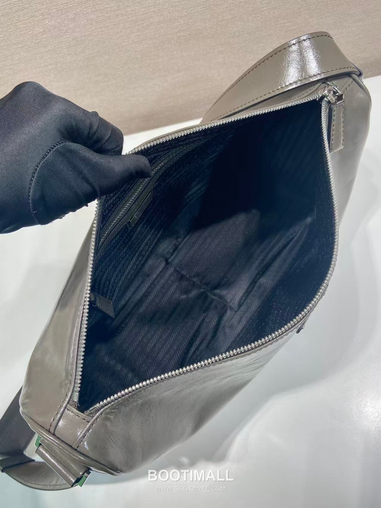 Prada Messenger Bag Oiled Wax Leather Black 프라다 2VH187 메신저백 오일드 왁스 레더 블랙 35cm 11