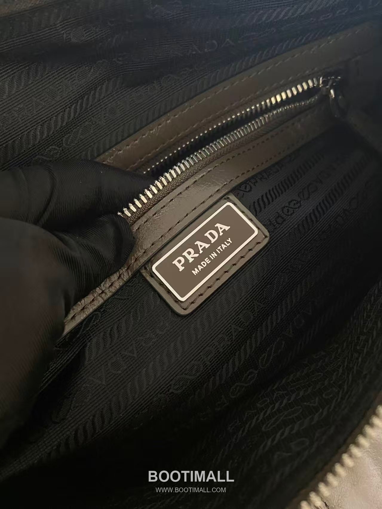Prada Messenger Bag Oiled Wax Leather Black 프라다 2VH187 메신저백 오일드 왁스 레더 블랙 35cm 12