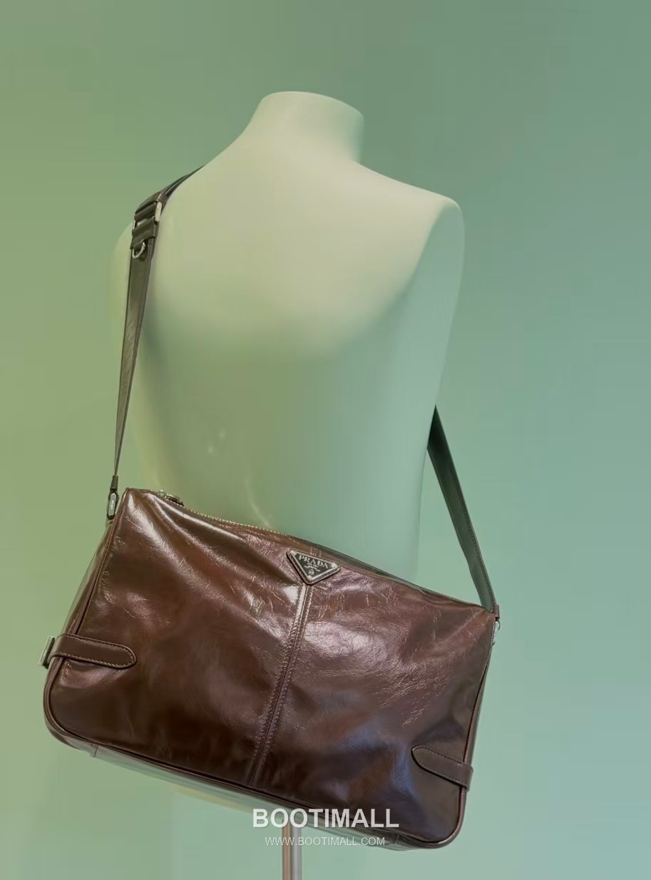 Prada Messenger Bag Oiled Wax Leather Black 프라다 2VH187 메신저백 오일드 왁스 레더 블랙 35cm 2