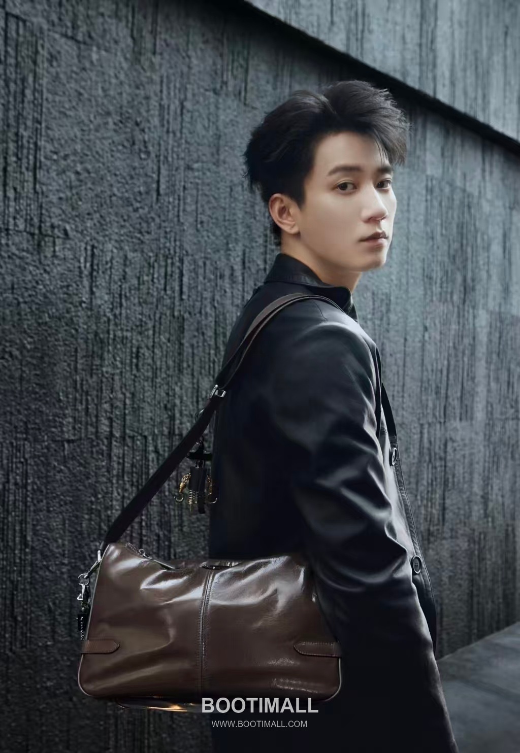 Prada Messenger Bag Oiled Wax Leather Black 프라다 2VH187 메신저백 오일드 왁스 레더 블랙 35cm 5