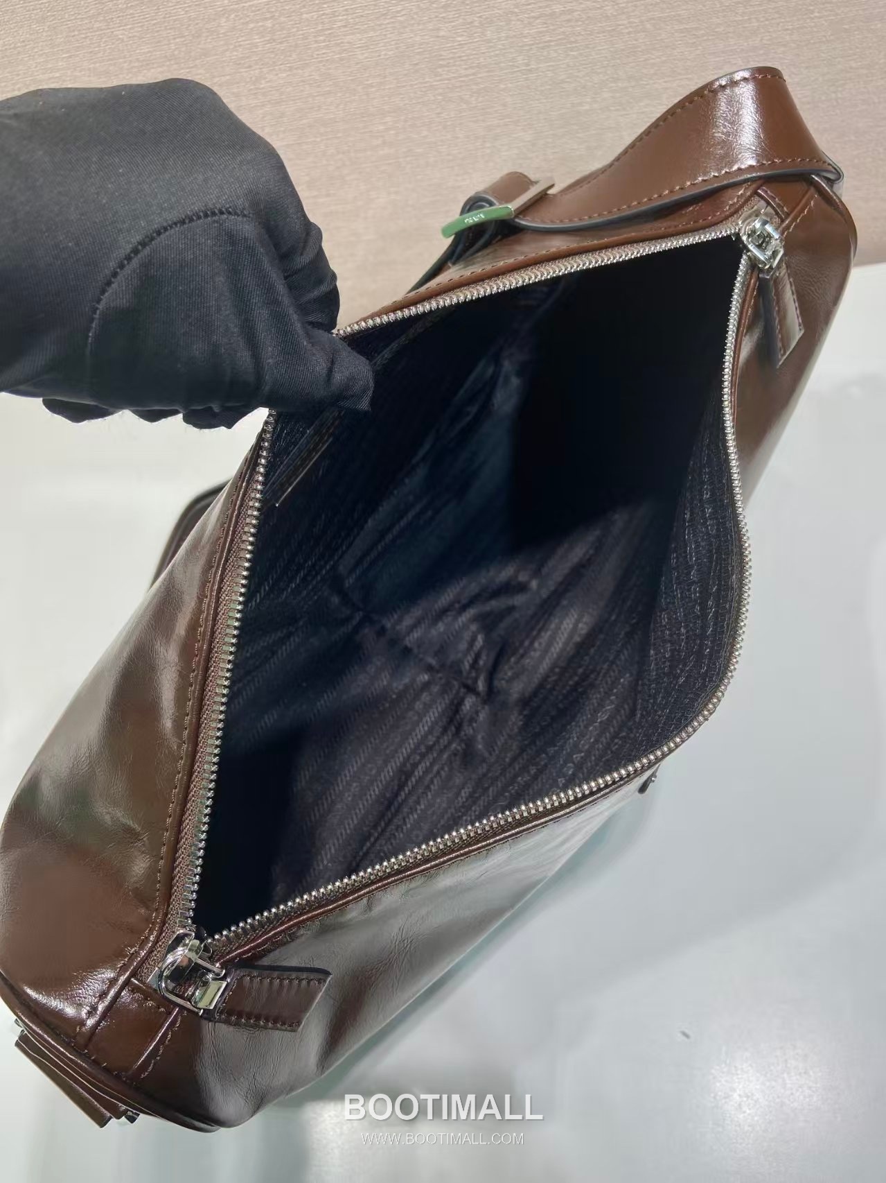 Prada Messenger Bag Oiled Wax Leather Black 프라다 2VH187 메신저백 오일드 왁스 레더 블랙 35cm 13