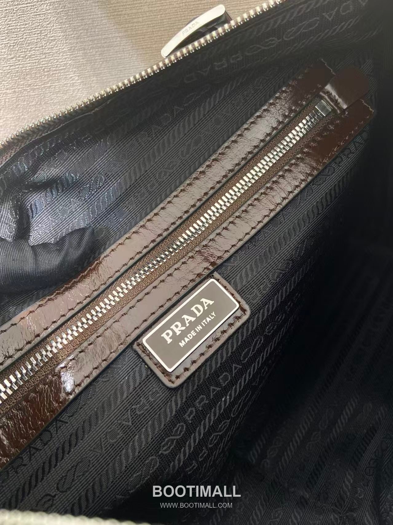 Prada Messenger Bag Oiled Wax Leather Black 프라다 2VH187 메신저백 오일드 왁스 레더 블랙 35cm 14
