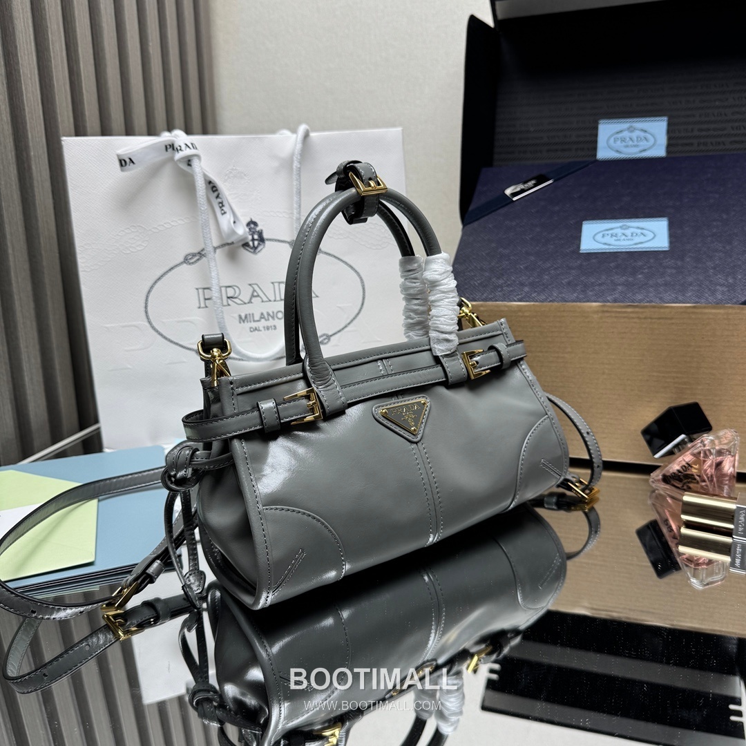 Prada Soft Lux Mini Bag Oiled Wax Leather Black Top Handle Bag 프라다 소프트 럭스 미니 백 오일드 왁스 레더 블랙 탑핸들백 23.5cm 3