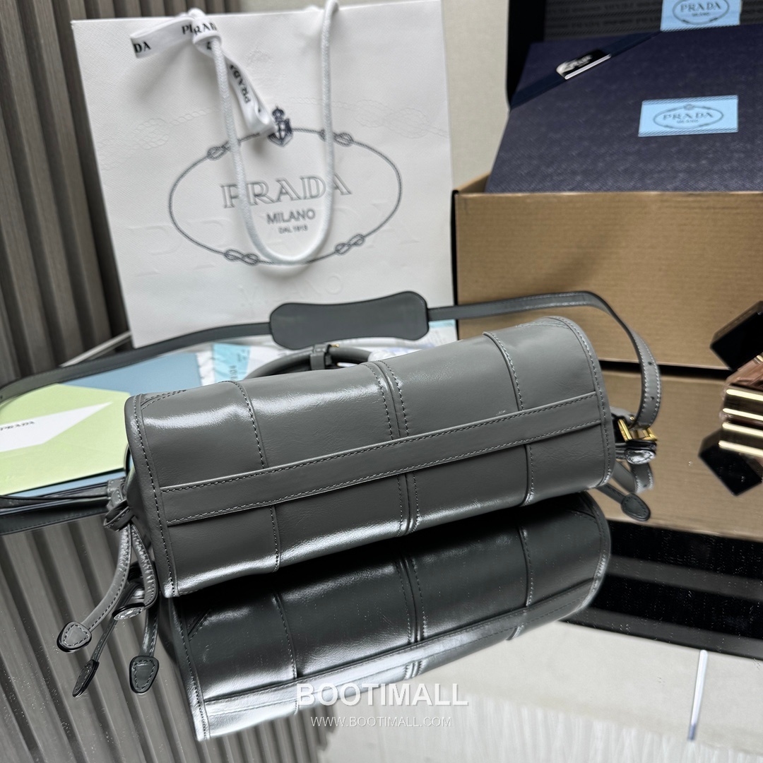 Prada Soft Lux Mini Bag Oiled Wax Leather Black Top Handle Bag 프라다 소프트 럭스 미니 백 오일드 왁스 레더 블랙 탑핸들백 23.5cm 4