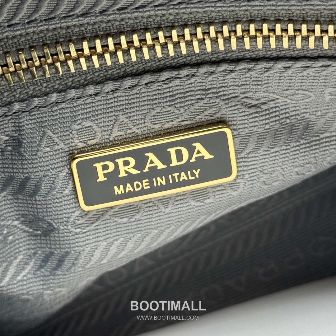 Prada Soft Lux Mini Bag Oiled Wax Leather Black Top Handle Bag 프라다 소프트 럭스 미니 백 오일드 왁스 레더 블랙 탑핸들백 23.5cm 9