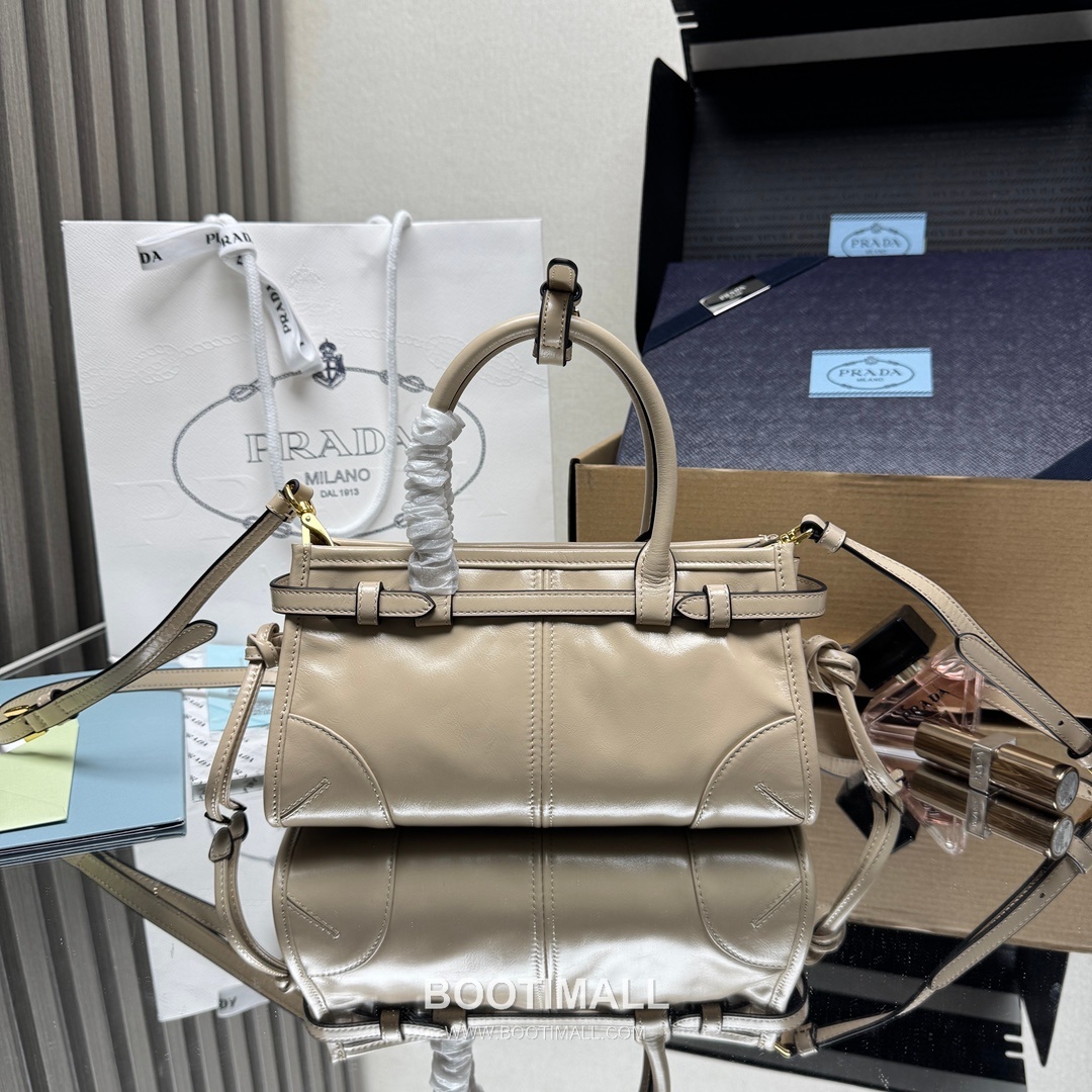 Prada Soft Lux Mini Bag Oiled Wax Leather Black Top Handle Bag 프라다 소프트 럭스 미니 백 오일드 왁스 레더 블랙 탑핸들백 23.5cm 2