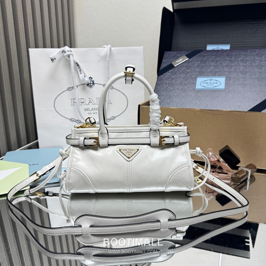 Prada Soft Lux Mini Bag Oiled Wax Leather Black Top Handle Bag 프라다 소프트 럭스 미니 백 오일드 왁스 레더 블랙 탑핸들백 23.5cm 1