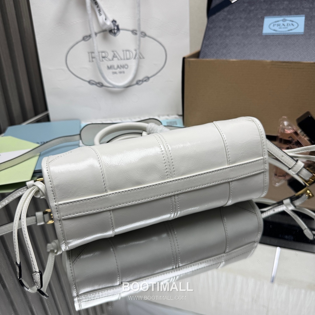 Prada Soft Lux Mini Bag Oiled Wax Leather Black Top Handle Bag 프라다 소프트 럭스 미니 백 오일드 왁스 레더 블랙 탑핸들백 23.5cm 4