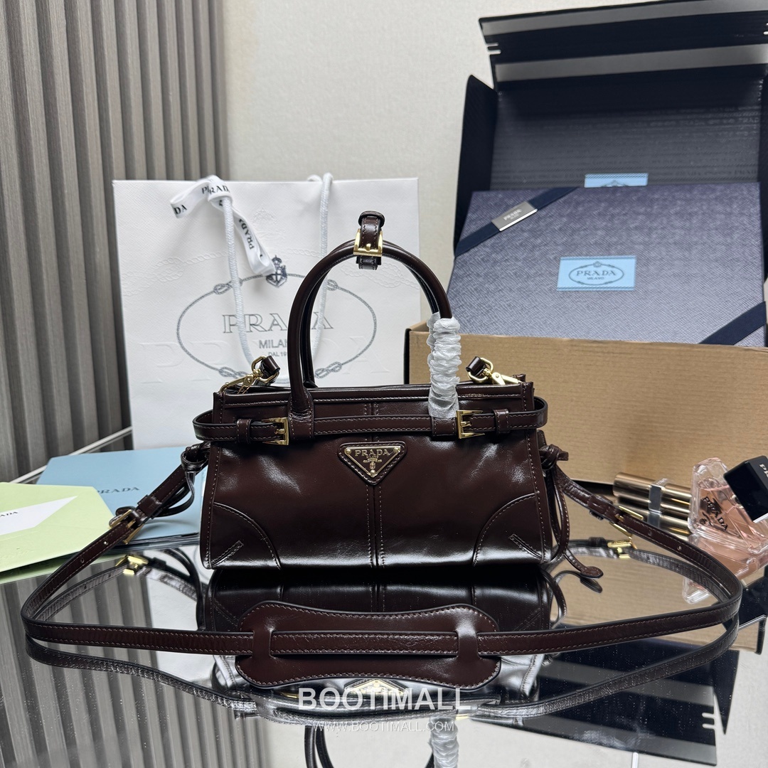 Prada Soft Lux Mini Bag Oiled Wax Leather Black Top Handle Bag 프라다 소프트 럭스 미니 백 오일드 왁스 레더 블랙 탑핸들백 23.5cm 1