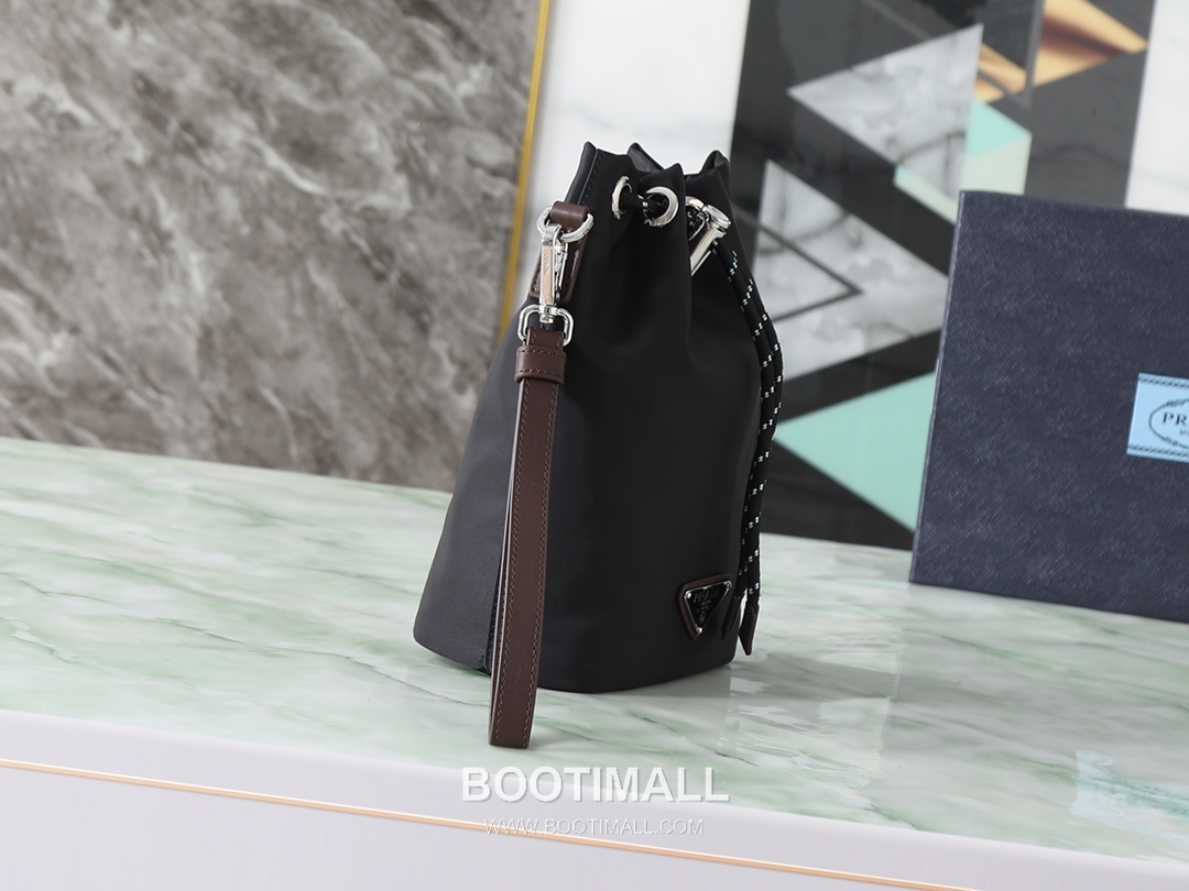 Prada Re-Nylon Drawstring Pouch Re-Nylon Black 프라다 리나일론 드로우스트링 파우치 2NE067_2HE1_F0002 리나일론 블랙 23cm 2