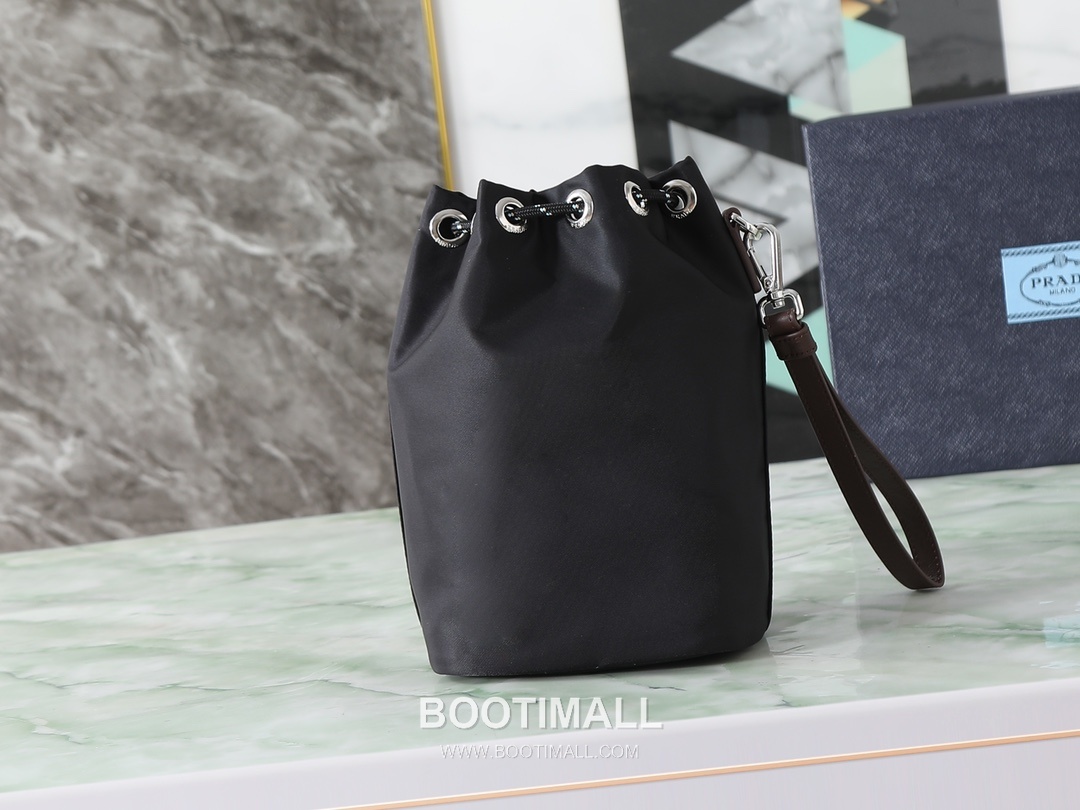 Prada Re-Nylon Drawstring Pouch Re-Nylon Black 프라다 리나일론 드로우스트링 파우치 2NE067_2HE1_F0002 리나일론 블랙 23cm 3