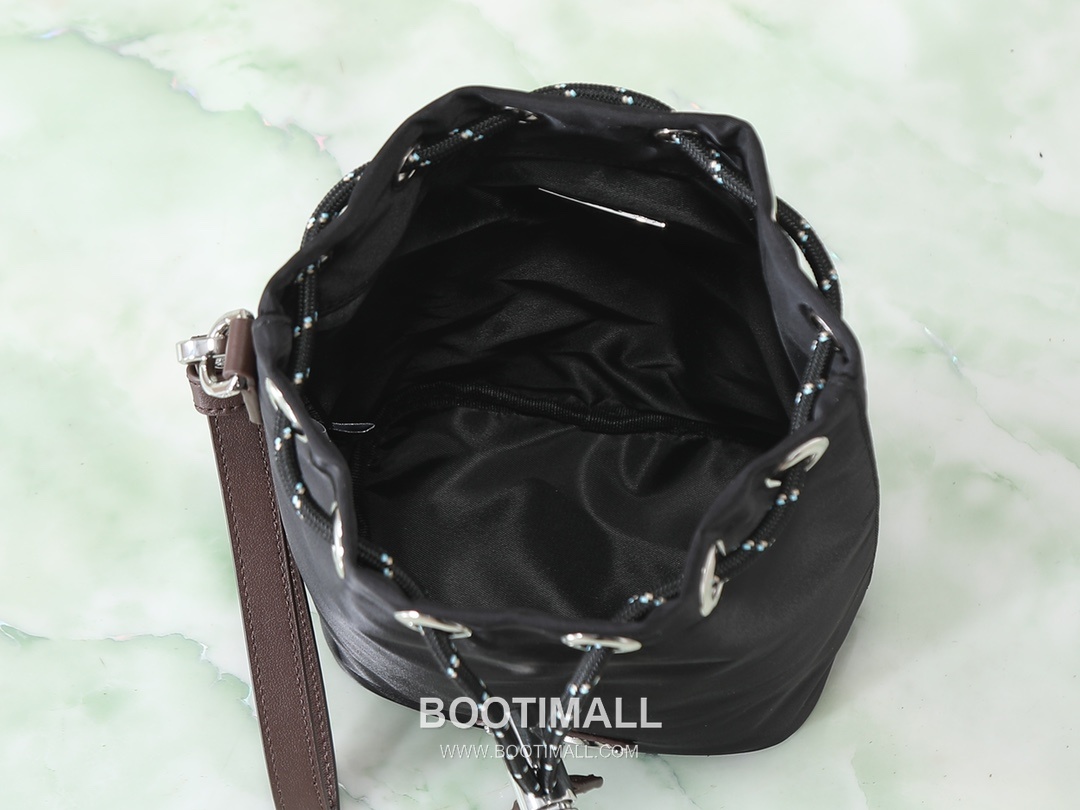 Prada Re-Nylon Drawstring Pouch Re-Nylon Black 프라다 리나일론 드로우스트링 파우치 2NE067_2HE1_F0002 리나일론 블랙 23cm 6
