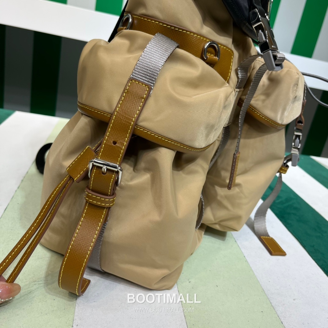 Prada Large Flap Backpack Waterproof Fabric, Saffiano Calfskin Trim Contrast 프라다 라지 플랩 백팩 2VZ074 방수 패브릭, 사피아노 카프스킨 트리밍 콘트라스트 45cm 7