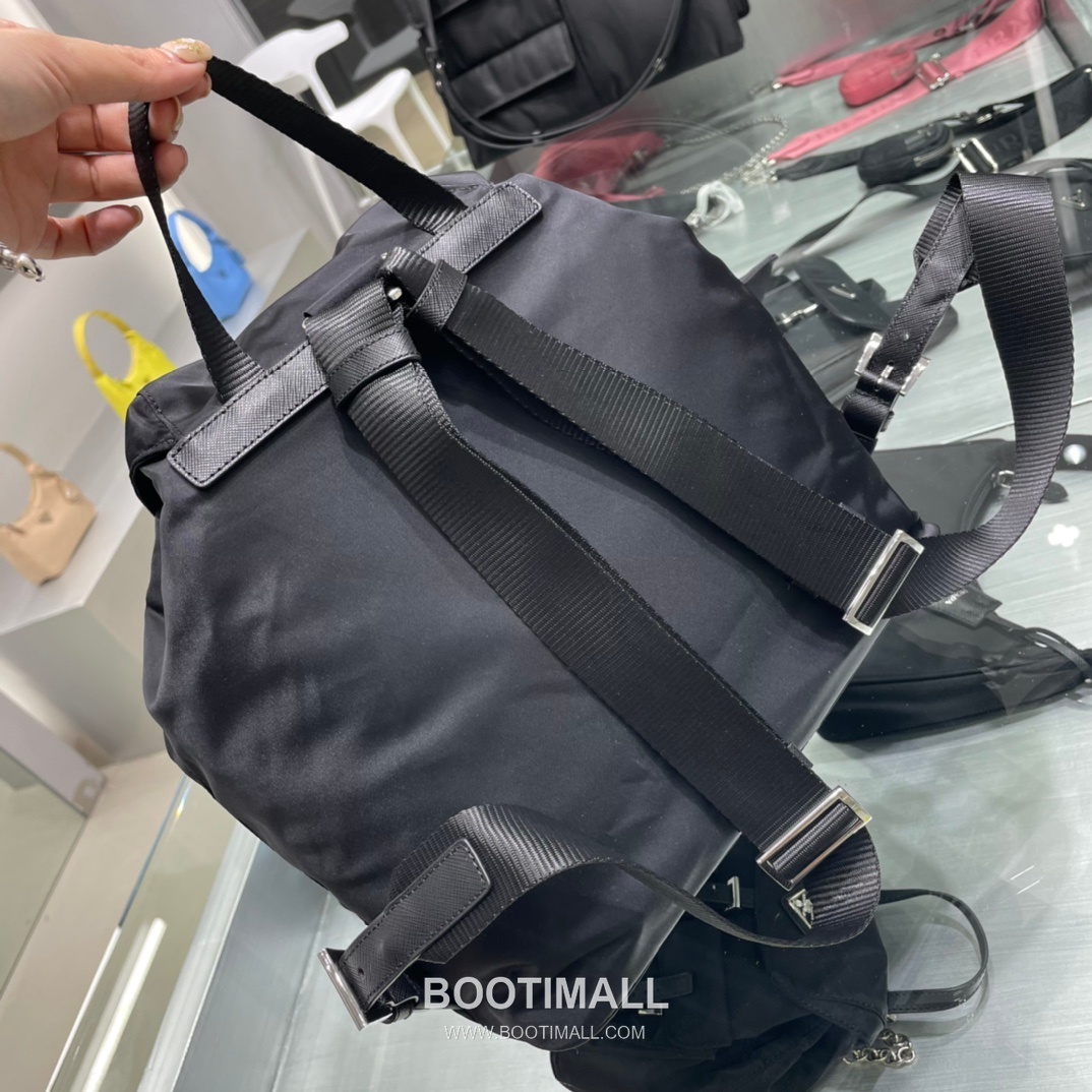 Prada Backpack Nylon with Saffiano Leather Trim Black 프라다 1BZ811 백팩 나일론 (사피아노 가죽 트리밍) 블랙 32cm 3
