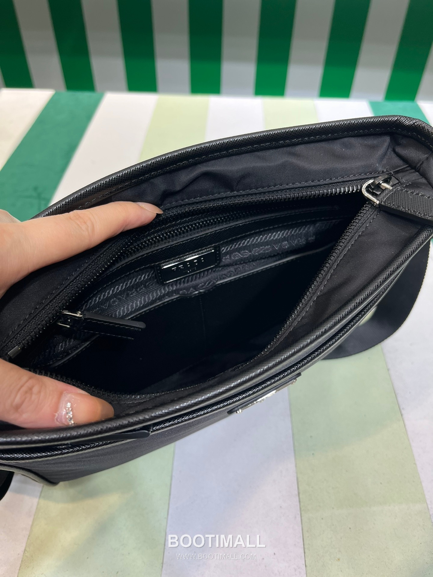 Prada Triangle Logo Bag Nylon Black Shoulder Bag 프라다 트라이앵글 로고 백 2VH797 나일론 블랙 숄더백 27cm 7