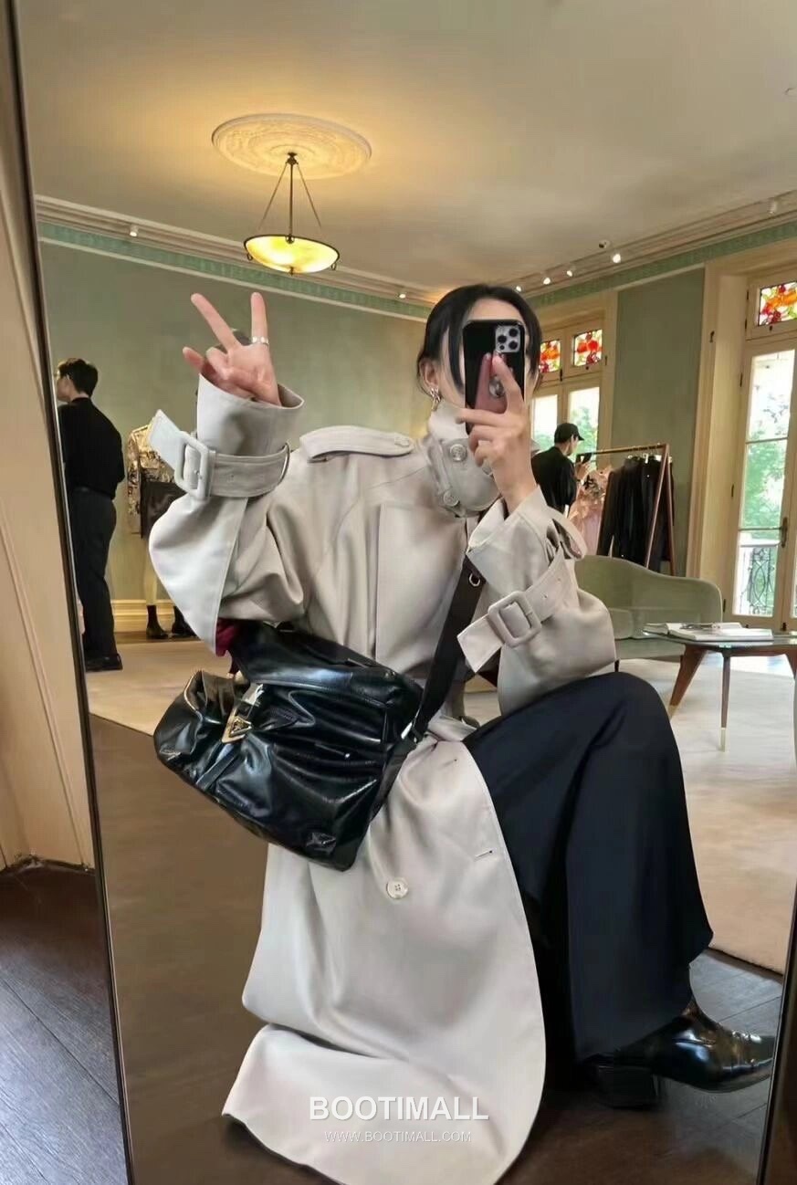 Prada Crossbody Bag Oiled Waxed Cowhide Leather Black 프라다 2VD062 크로스백 오일드 왁스 소가죽 블랙 29cm 1