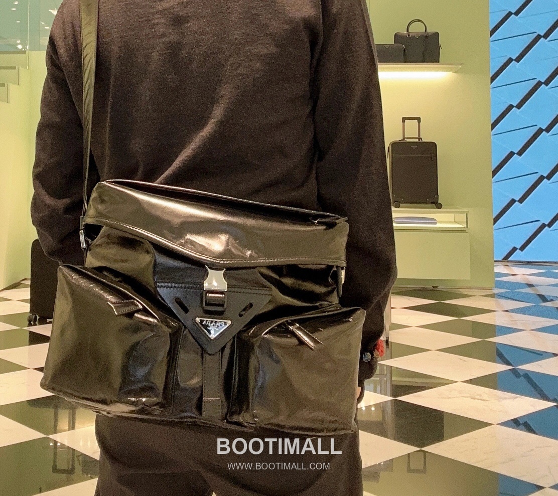 Prada Crossbody Bag Oiled Waxed Cowhide Leather Black 프라다 2VD062 크로스백 오일드 왁스 소가죽 블랙 29cm 2