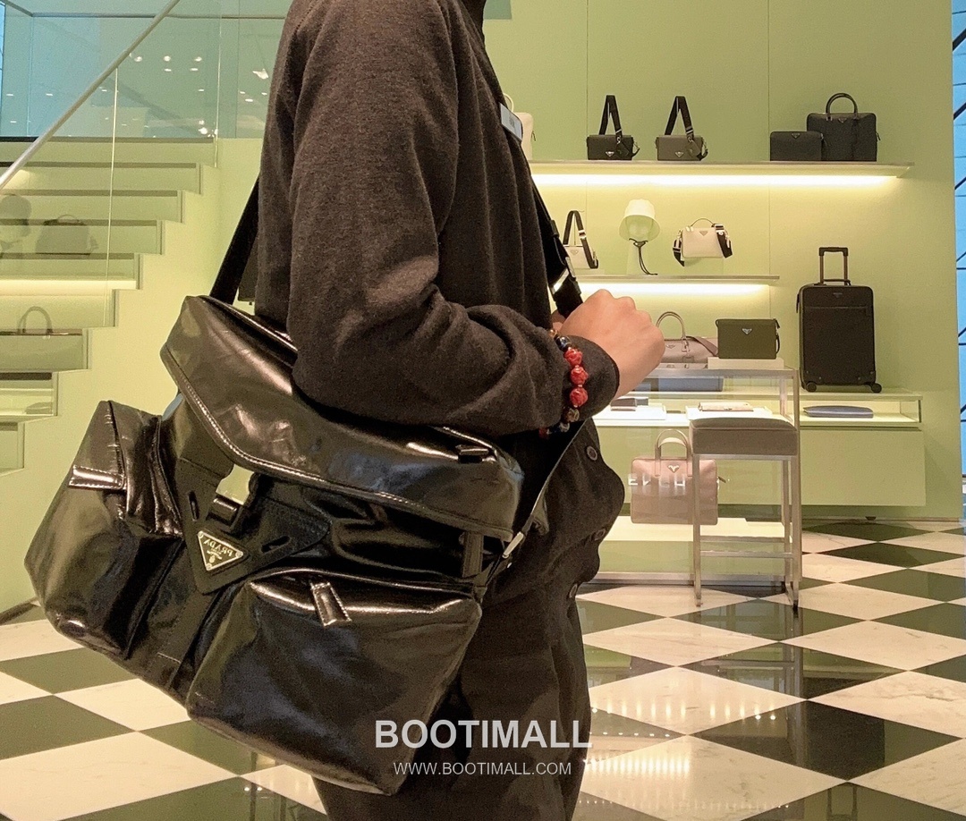 Prada Crossbody Bag Oiled Waxed Cowhide Leather Black 프라다 2VD062 크로스백 오일드 왁스 소가죽 블랙 29cm 3