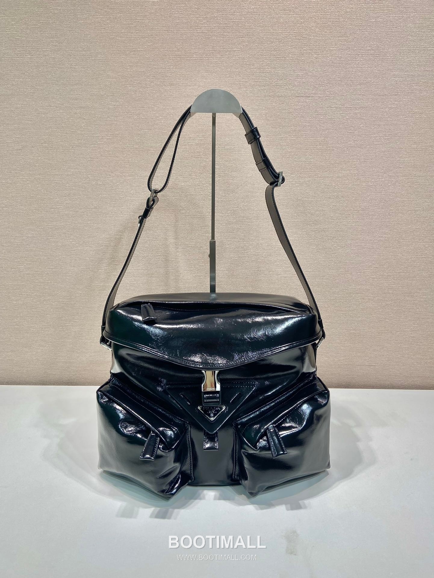 Prada Crossbody Bag Oiled Waxed Cowhide Leather Black 프라다 2VD062 크로스백 오일드 왁스 소가죽 블랙 29cm 4