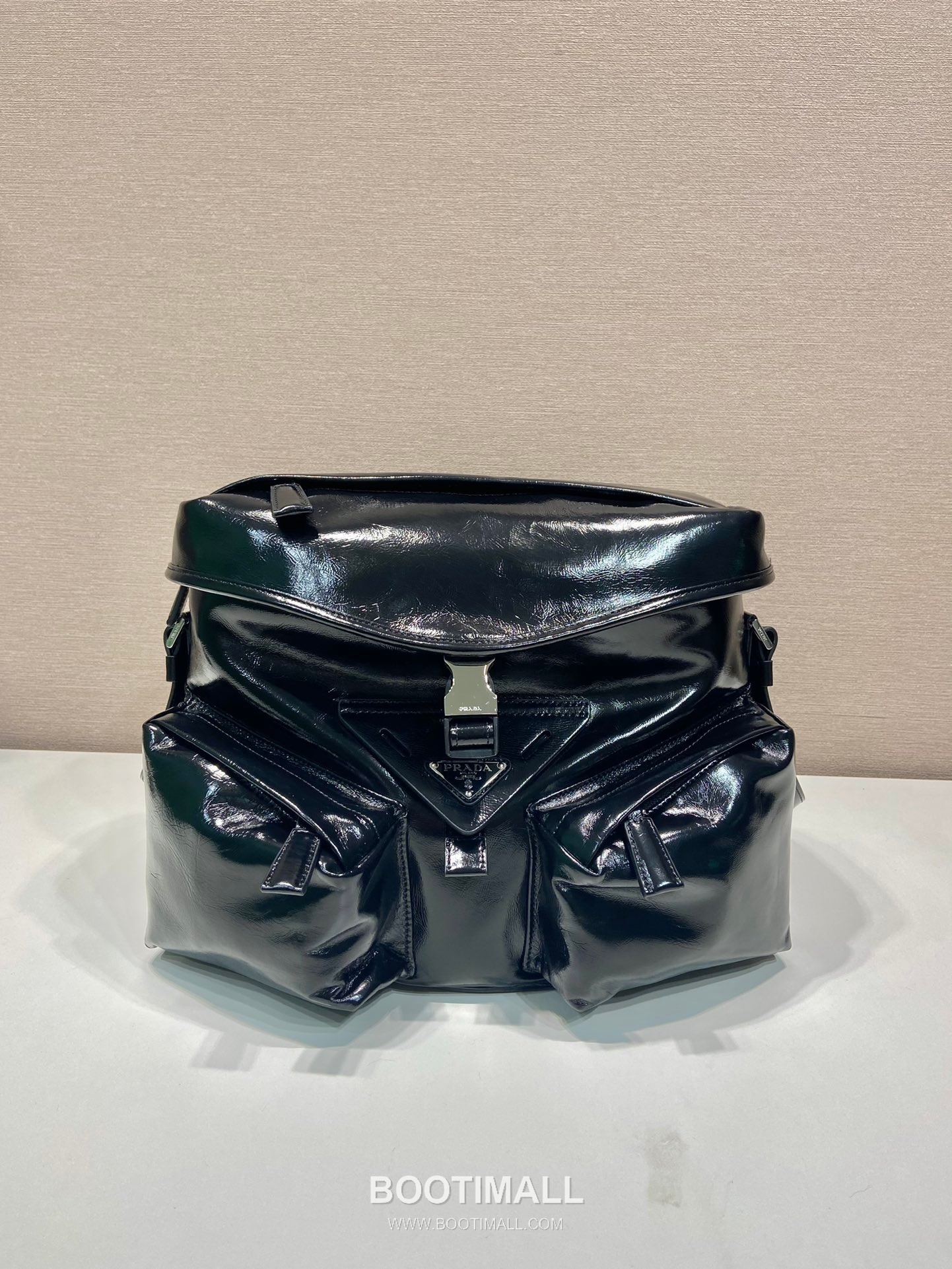 Prada Crossbody Bag Oiled Waxed Cowhide Leather Black 프라다 2VD062 크로스백 오일드 왁스 소가죽 블랙 29cm 5