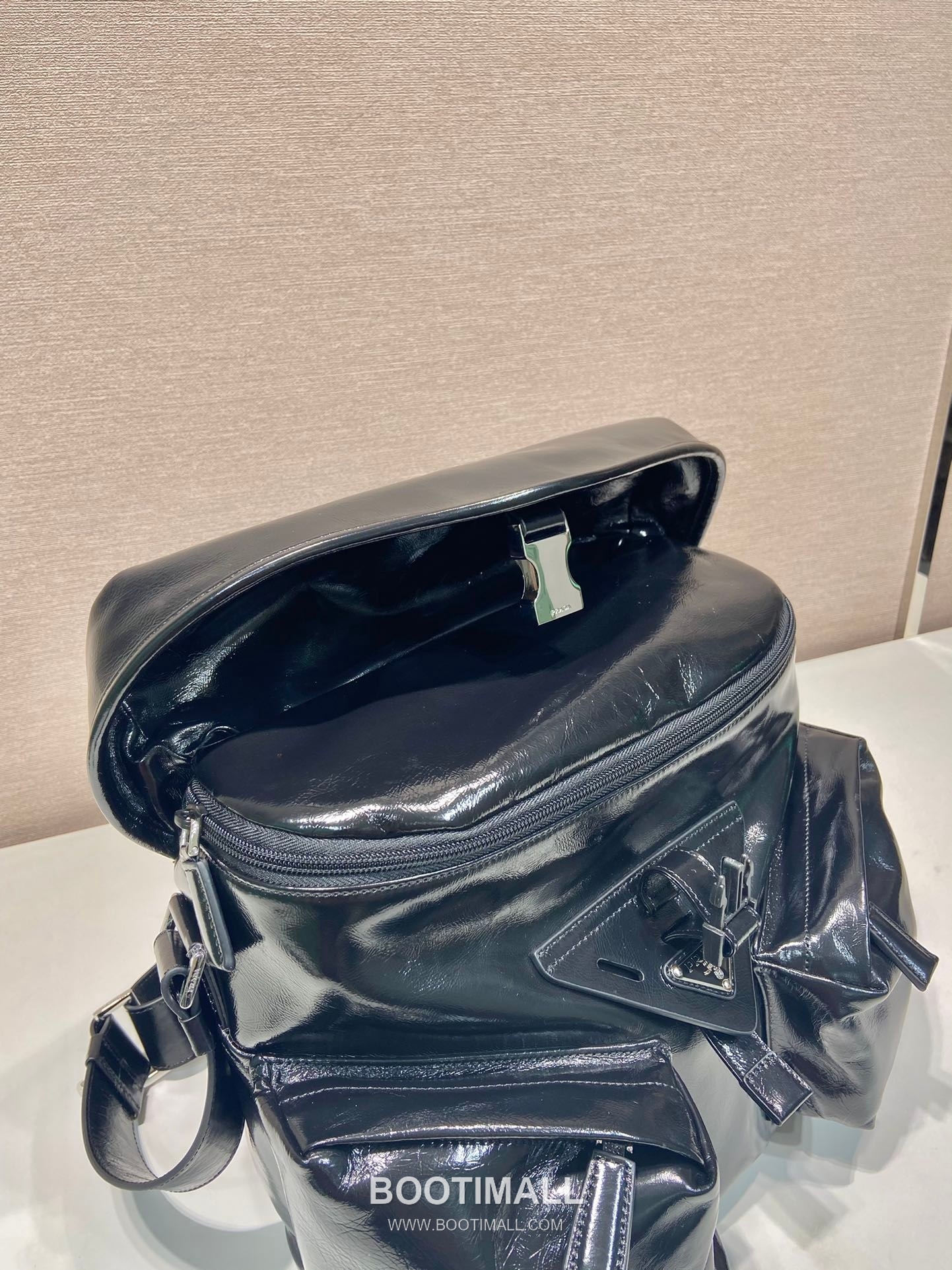 Prada Crossbody Bag Oiled Waxed Cowhide Leather Black 프라다 2VD062 크로스백 오일드 왁스 소가죽 블랙 29cm 10