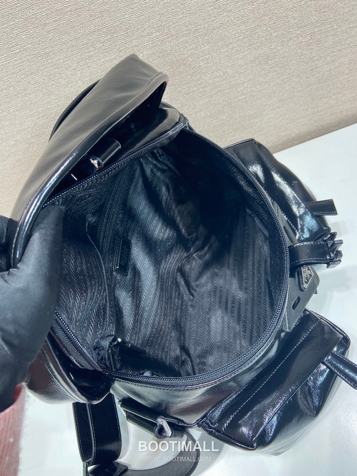 Prada Crossbody Bag Oiled Waxed Cowhide Leather Black 프라다 2VD062 크로스백 오일드 왁스 소가죽 블랙 29cm 11