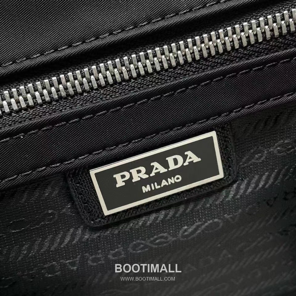 Prada Triangle Logo Crossbody Parachute Nylon Black Crossbody Bag 프라다 삼각 로고 크로스백 파라슈트 나일론 블랙 22cm 17