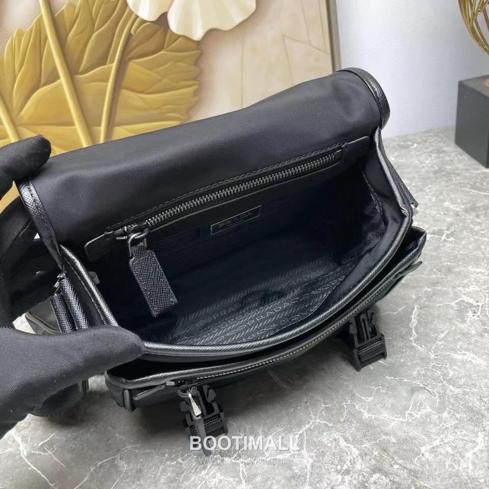 Prada Triangle Logo Crossbody Parachute Nylon Black Crossbody Bag 프라다 삼각 로고 크로스백 파라슈트 나일론 블랙 22cm 18