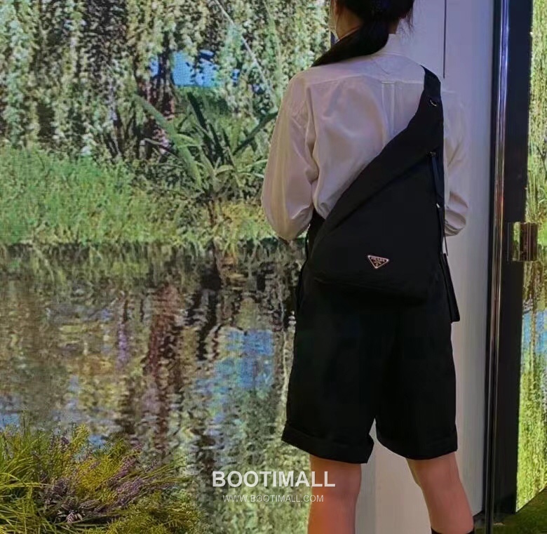 Prada Backpack Water-Resistant Parachute Nylon Black 프라다 2VZ092 백팩 방수 파라슈트 나일론 블랙 37.5cm 1