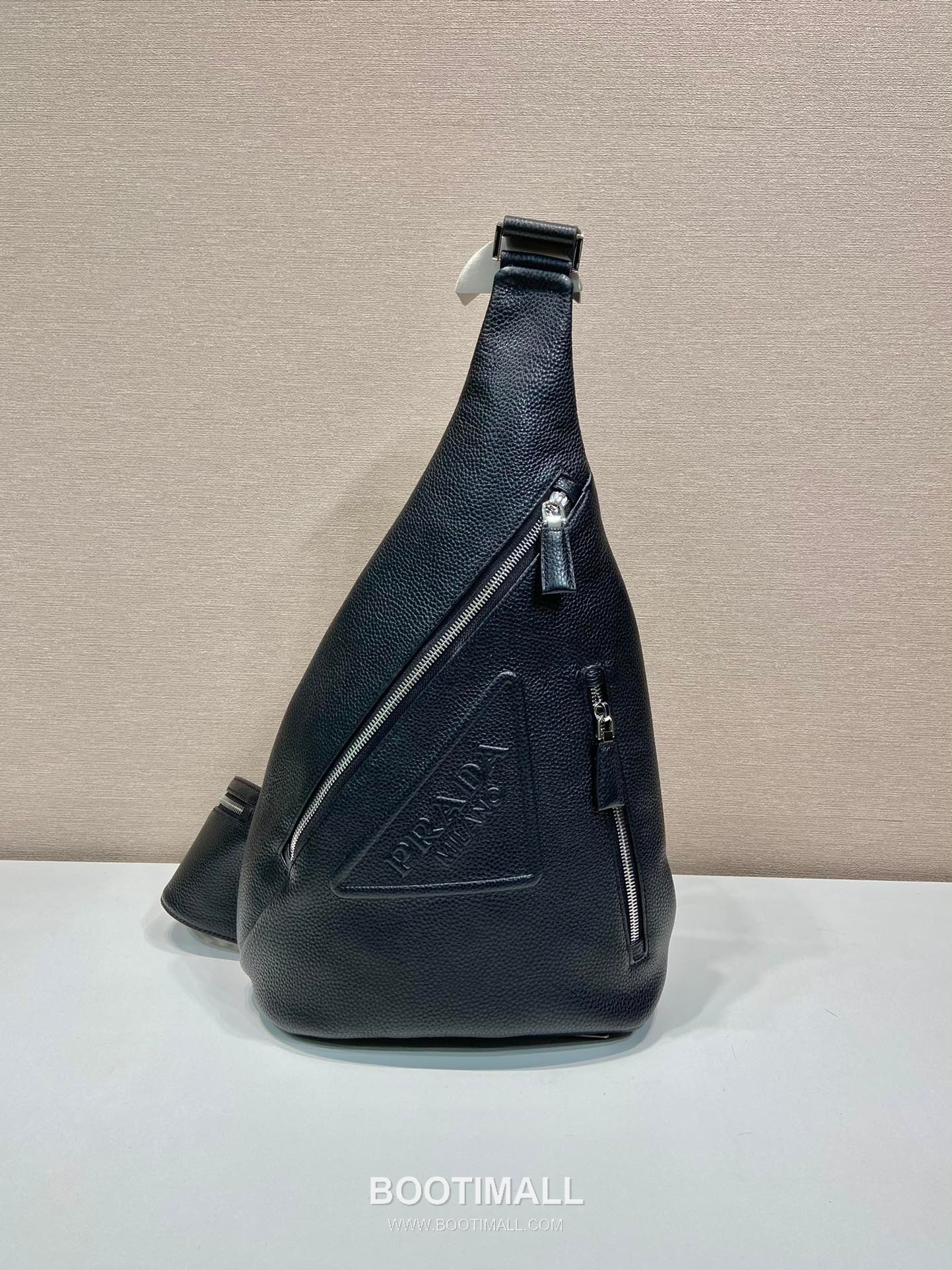 Prada Chest Bag Deer-Embossed Cowhide Leather Black 프라다 2VZ092 체스트백 디어 엠보 소가죽 블랙 37.5cm 3