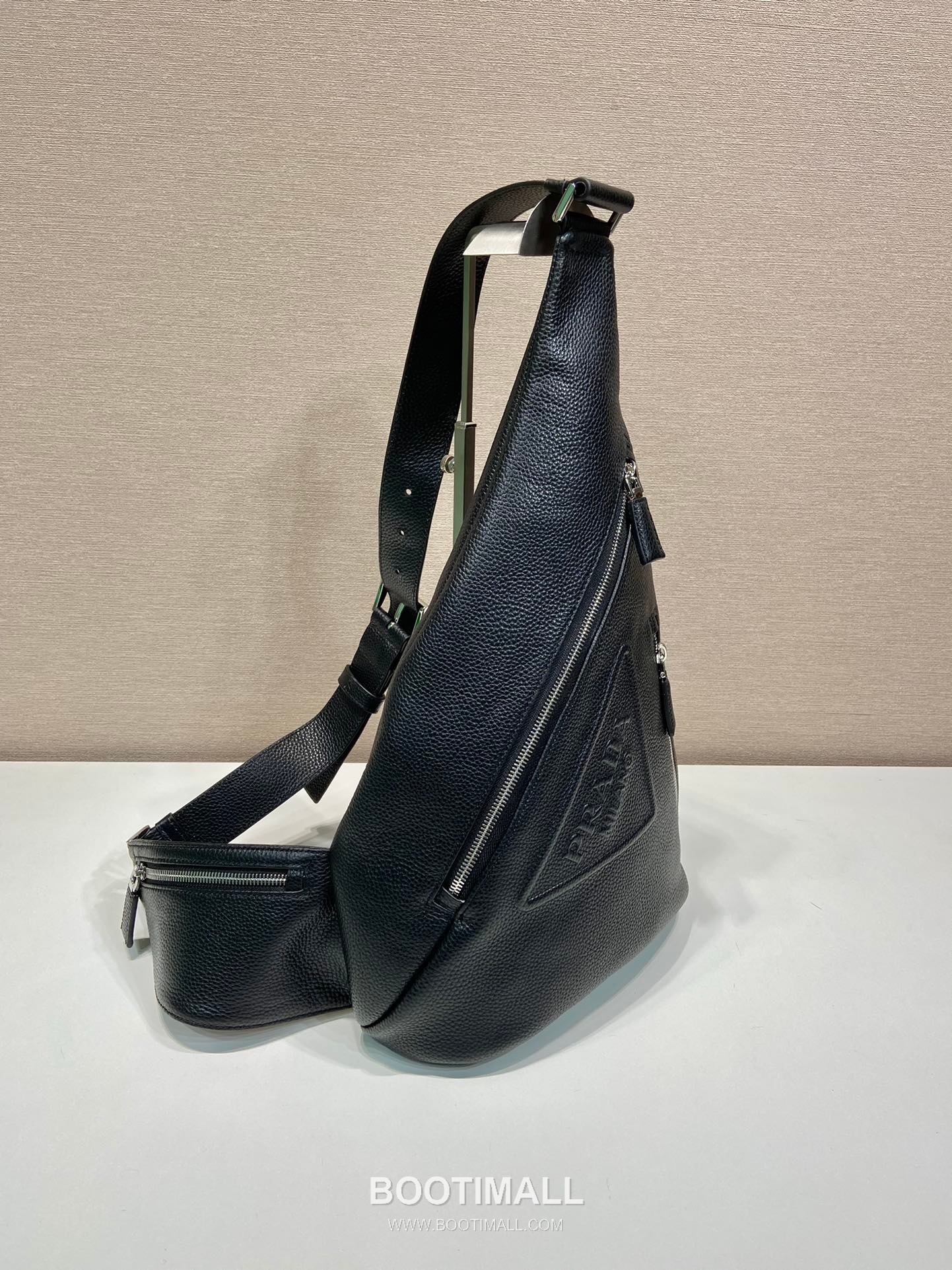 Prada Chest Bag Deer-Embossed Cowhide Leather Black 프라다 2VZ092 체스트백 디어 엠보 소가죽 블랙 37.5cm 4