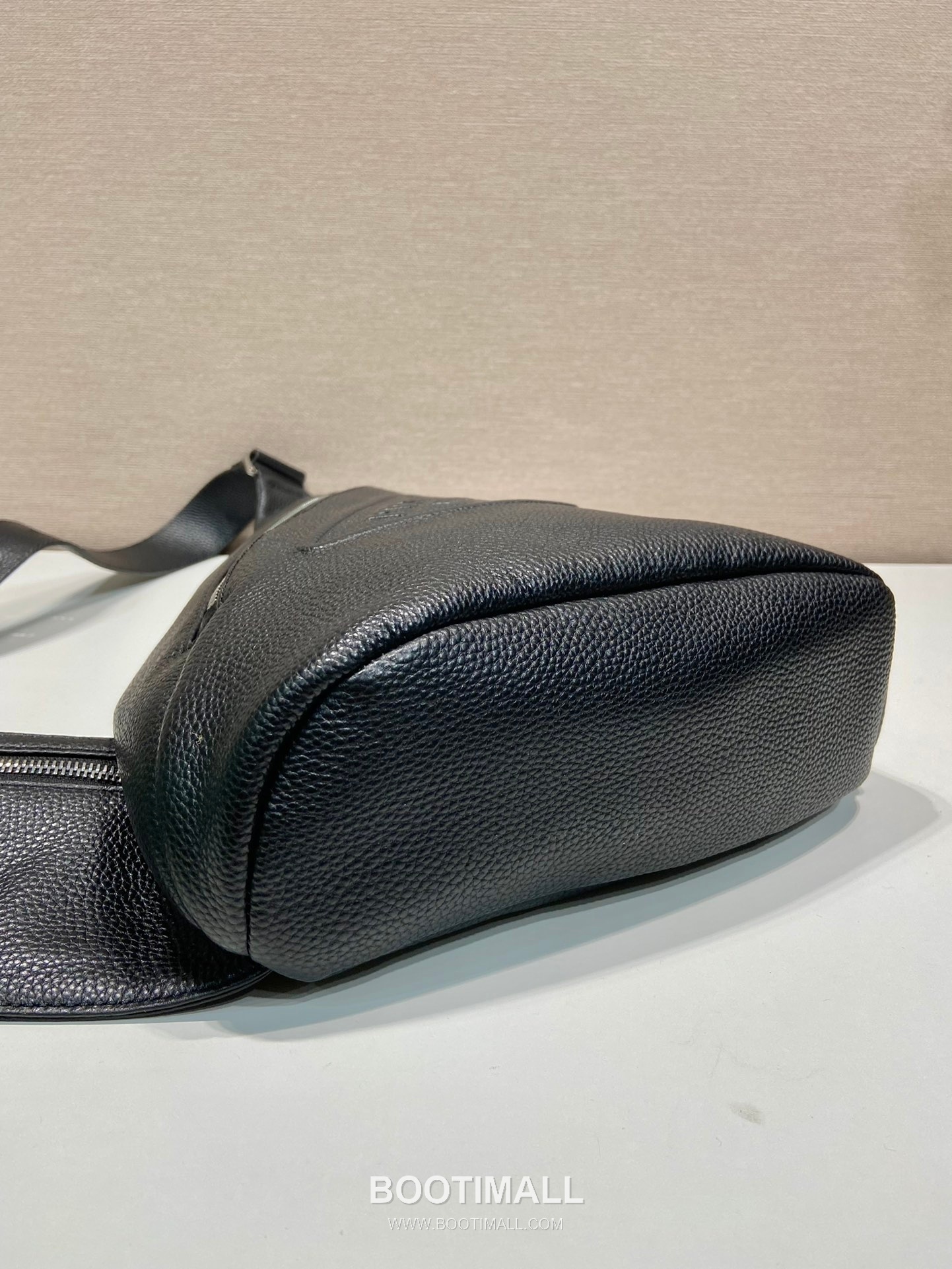 Prada Chest Bag Deer-Embossed Cowhide Leather Black 프라다 2VZ092 체스트백 디어 엠보 소가죽 블랙 37.5cm 6