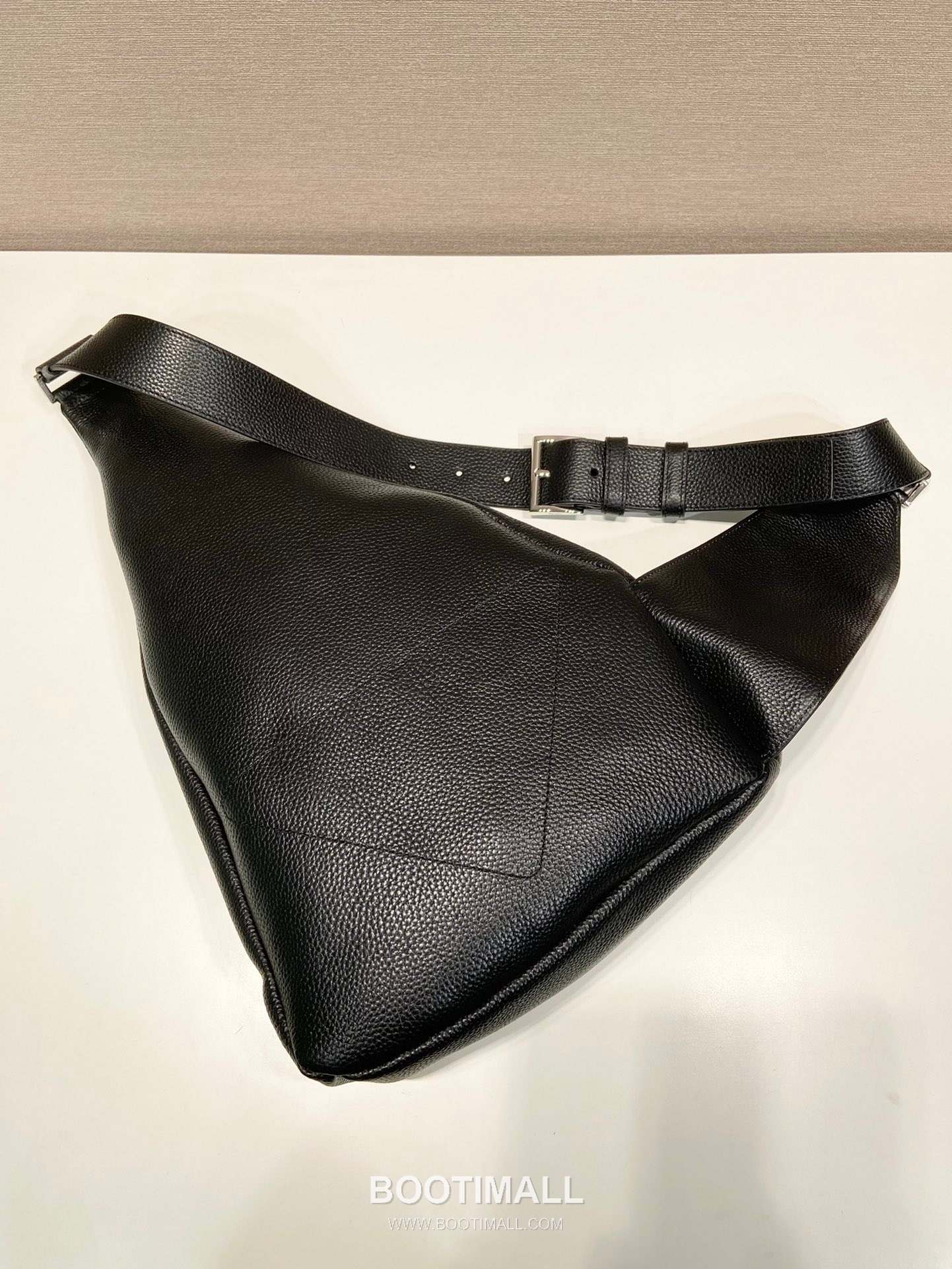 Prada Chest Bag Deer-Embossed Cowhide Leather Black 프라다 2VZ092 체스트백 디어 엠보 소가죽 블랙 37.5cm 7