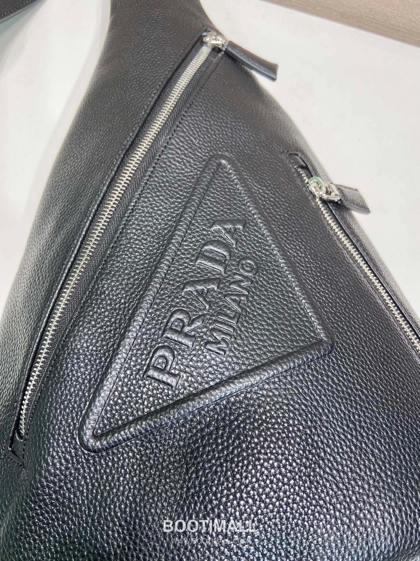 Prada Chest Bag Deer-Embossed Cowhide Leather Black 프라다 2VZ092 체스트백 디어 엠보 소가죽 블랙 37.5cm 8