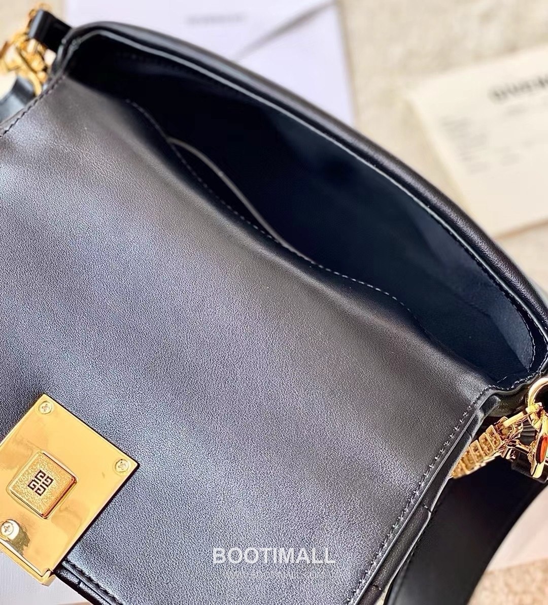 Fendi 4G Soft Baguette Lambskin Black Shoulder Bag 펜디 4G 소프트 바게트 램스킨 블랙 숄더백 25cm 10