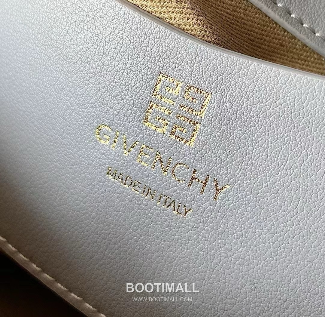 Fendi 4G Soft Baguette Lambskin Black Shoulder Bag 펜디 4G 소프트 바게트 램스킨 블랙 숄더백 25cm 10